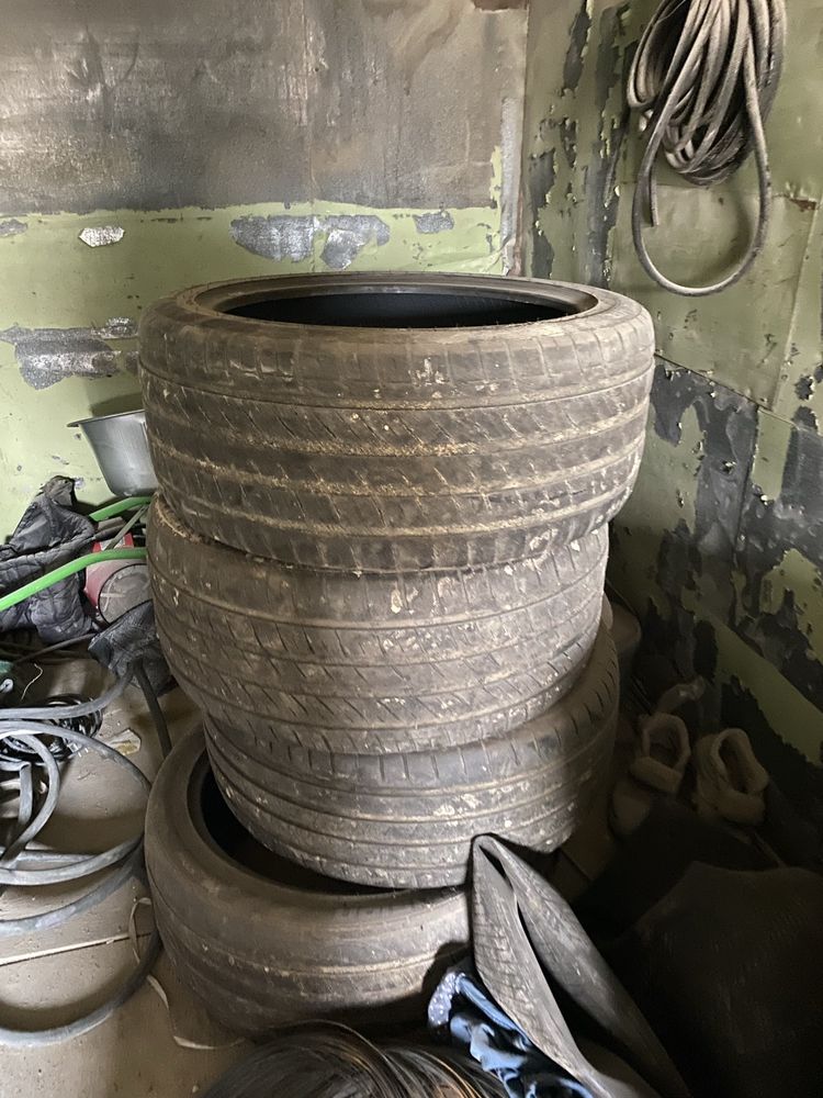 Резина  295 40 R21 бу состояния нормальное