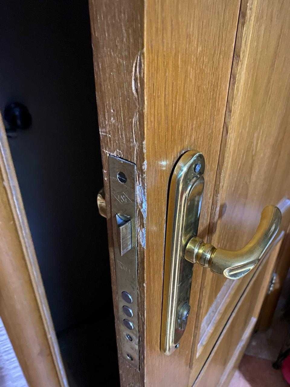 Продам деревяную шпонированную дверь 80*200