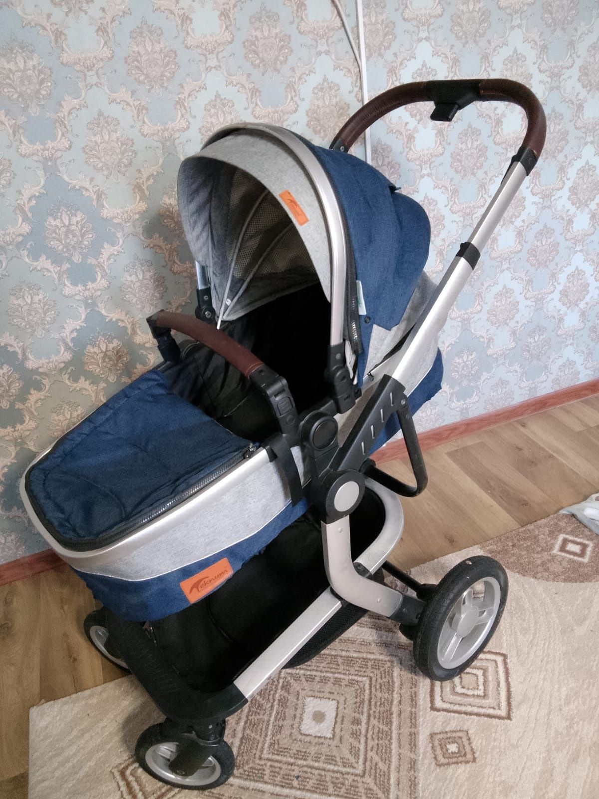 Продам зимнюю коляскую, почти новую