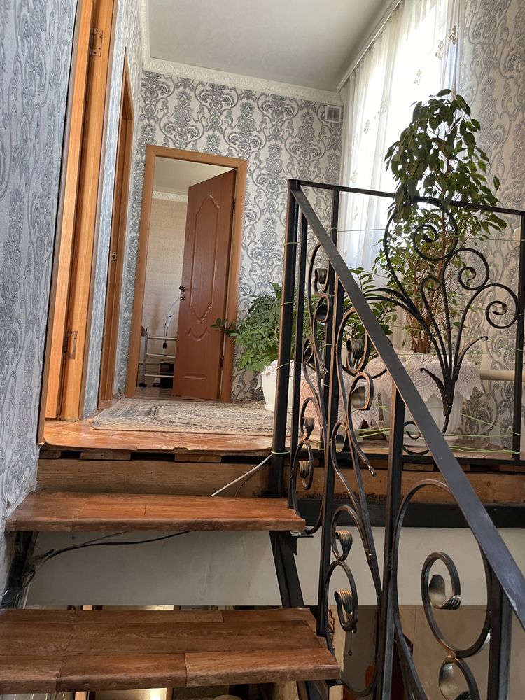 Продам двухэтажный коттедж в городе.
