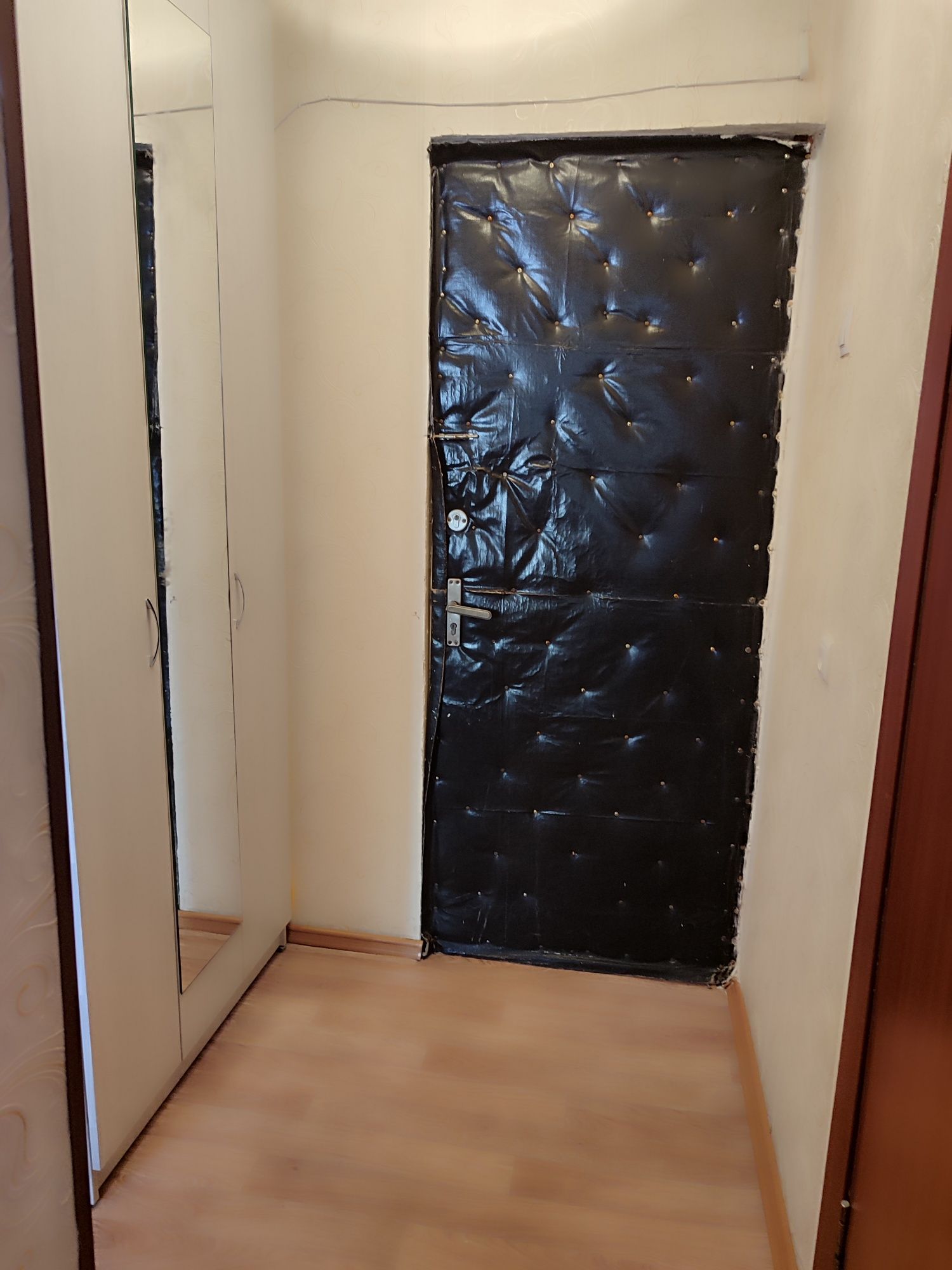 Продается 1 комнатная квартира 34 квадратных метров. Кухня 9,8 квадрат