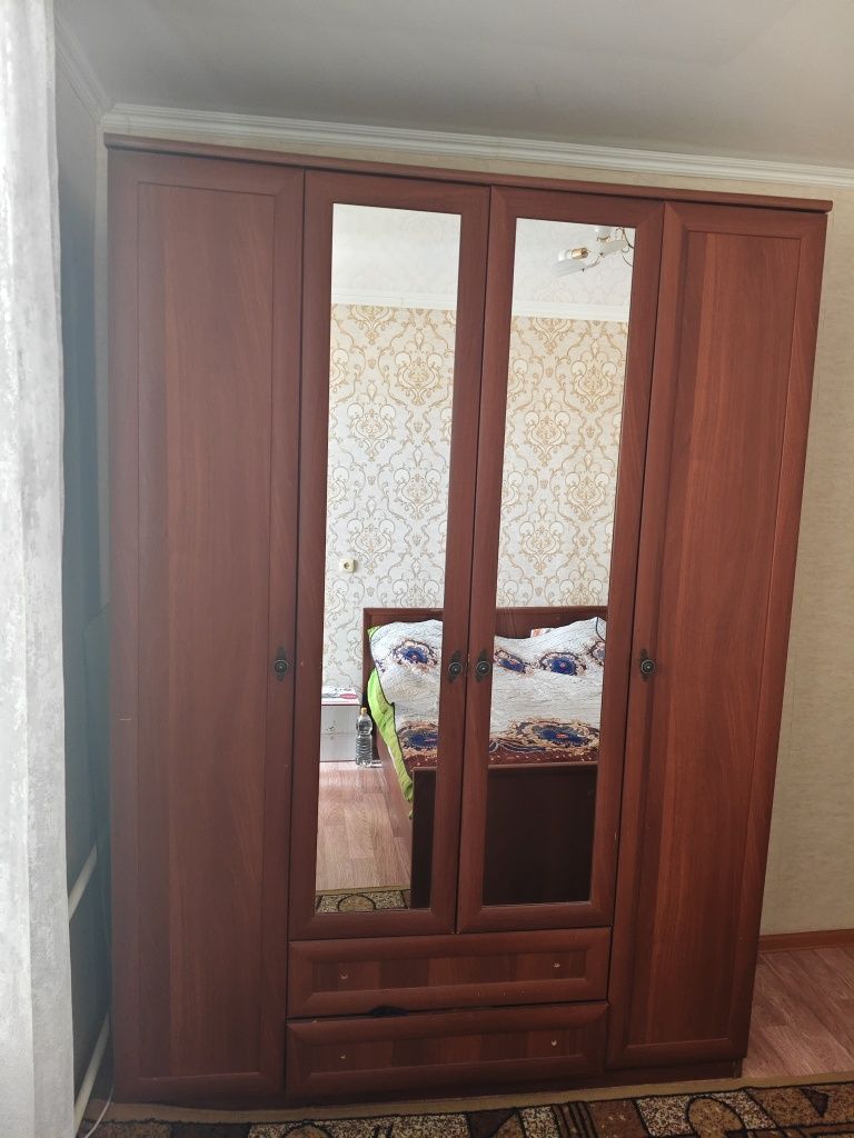 Продам шкаф горку прихожую кухню