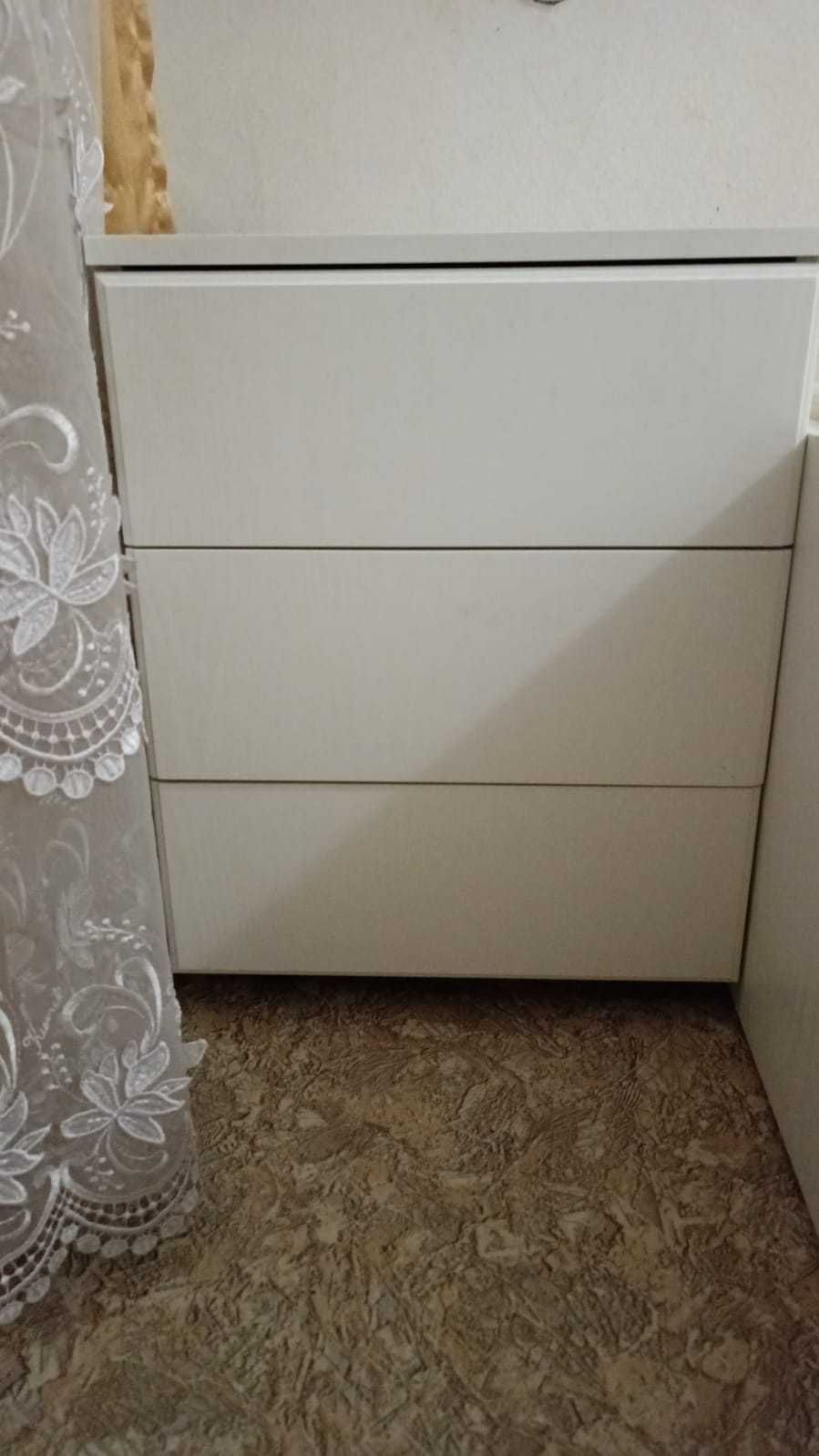 Кровати и тумбочки