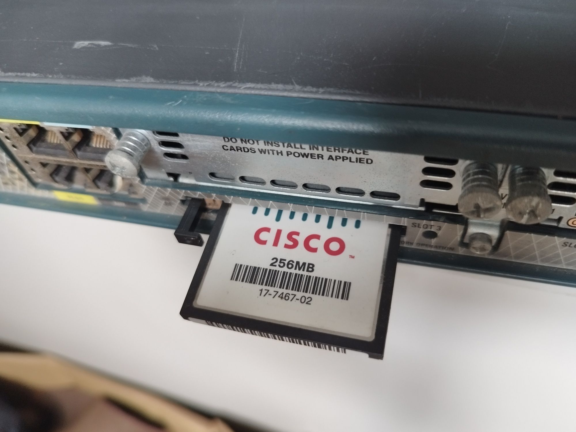 Продам маршрутизаторы CISCO