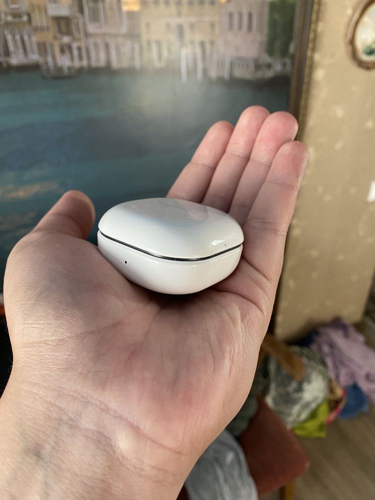 Наушники Samsung Galaxy Buds FE с коробкой, но без кабеля.