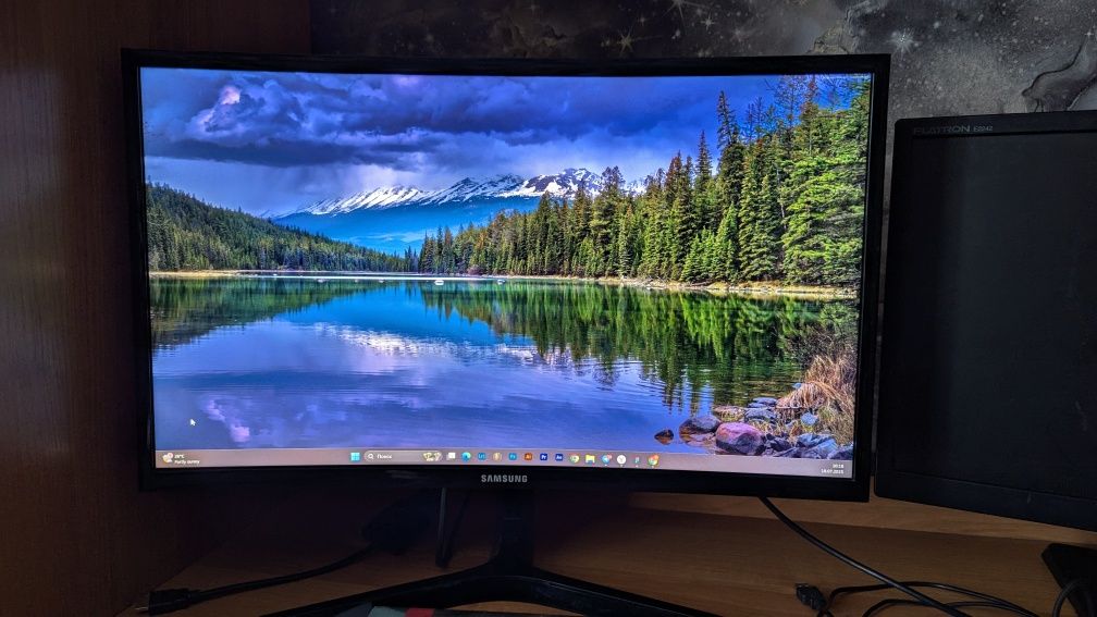 Монитор Samsung C24F396FHI (24", изогнутый, VA, 60Гц)
