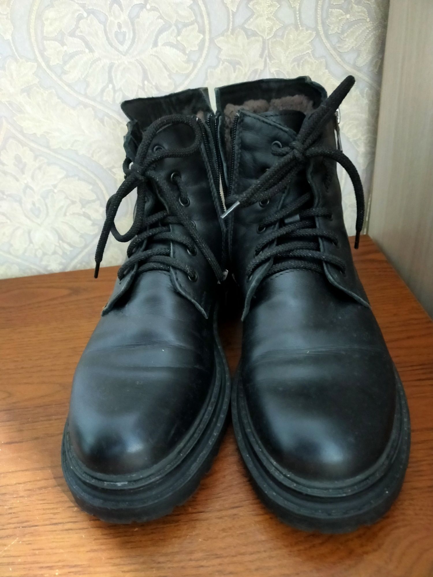 Продам женские зимние ботинки