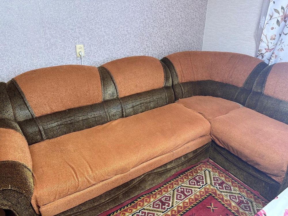 Продам диван в хлрошем состояний