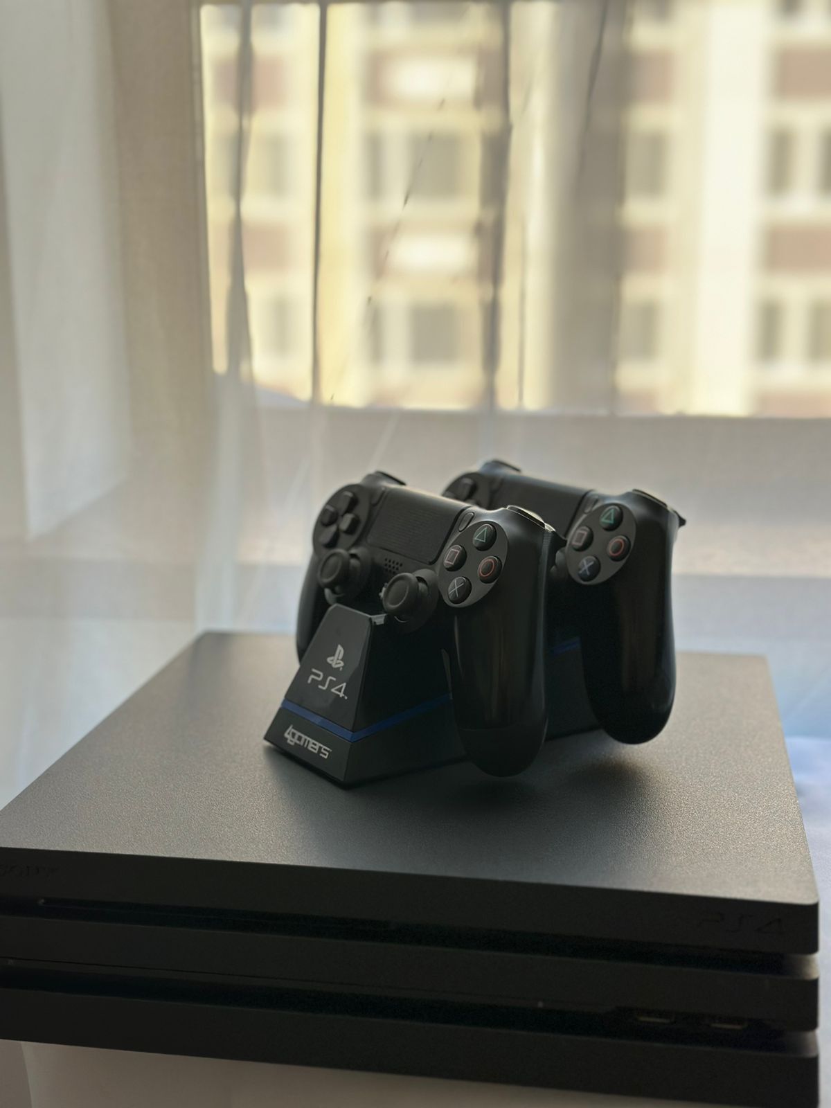 PlayStation 4Pro с шестью джойстиками и четырьмя играми