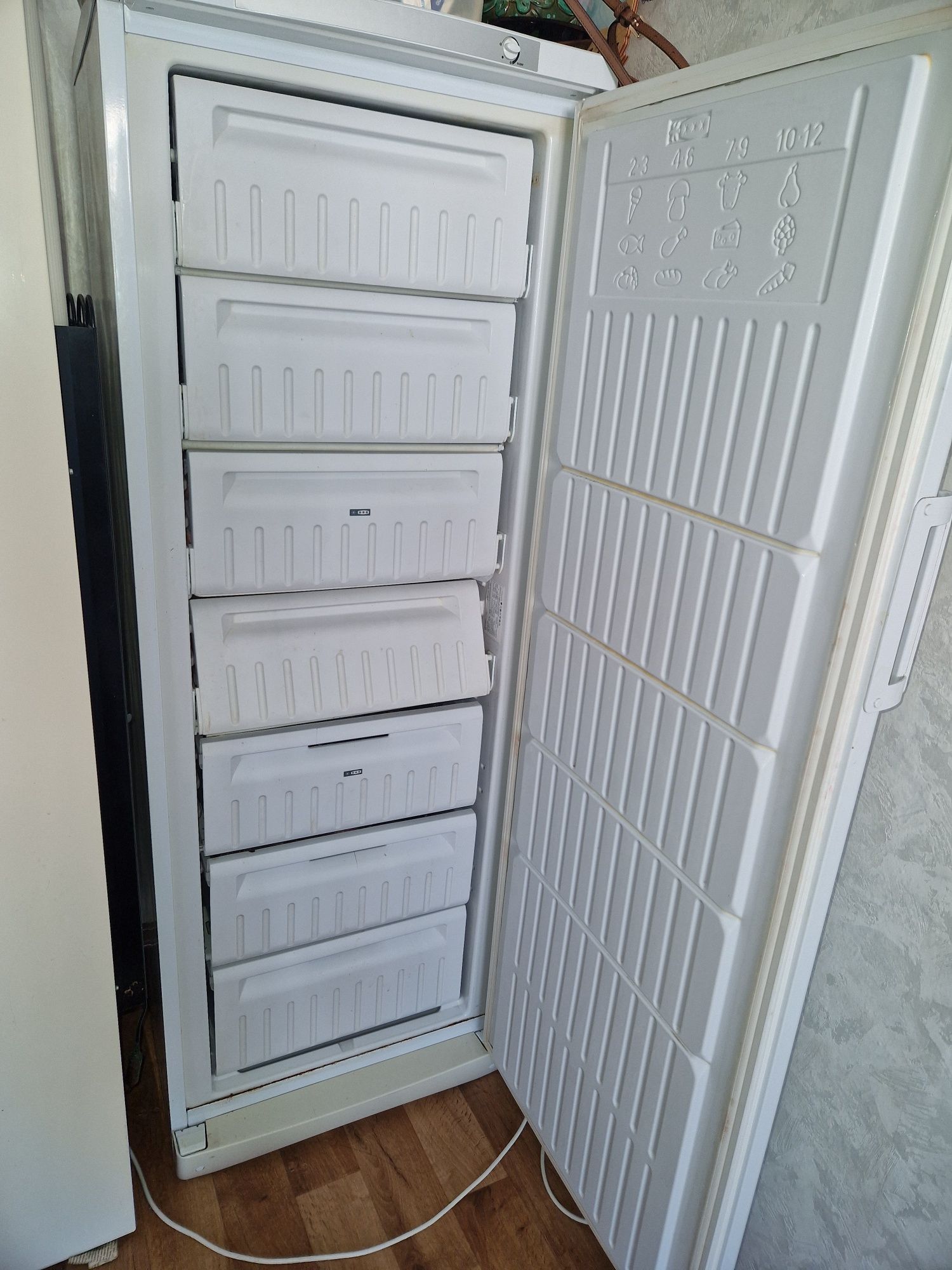 Продам морозильник Indesit