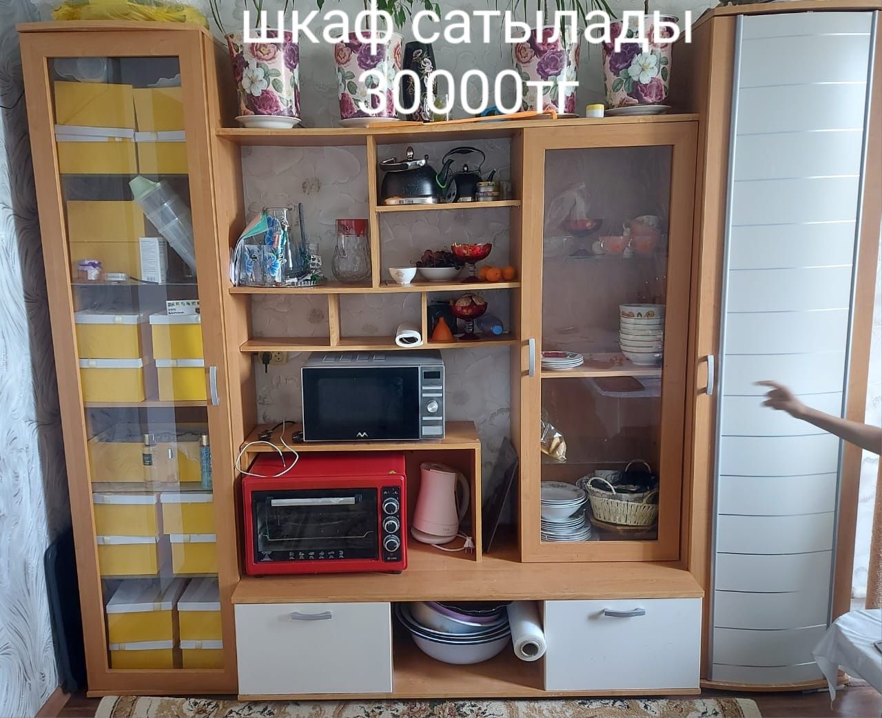 продам стол +18шт стулья 150000тг, шкаф 30000тг , есть доставка
