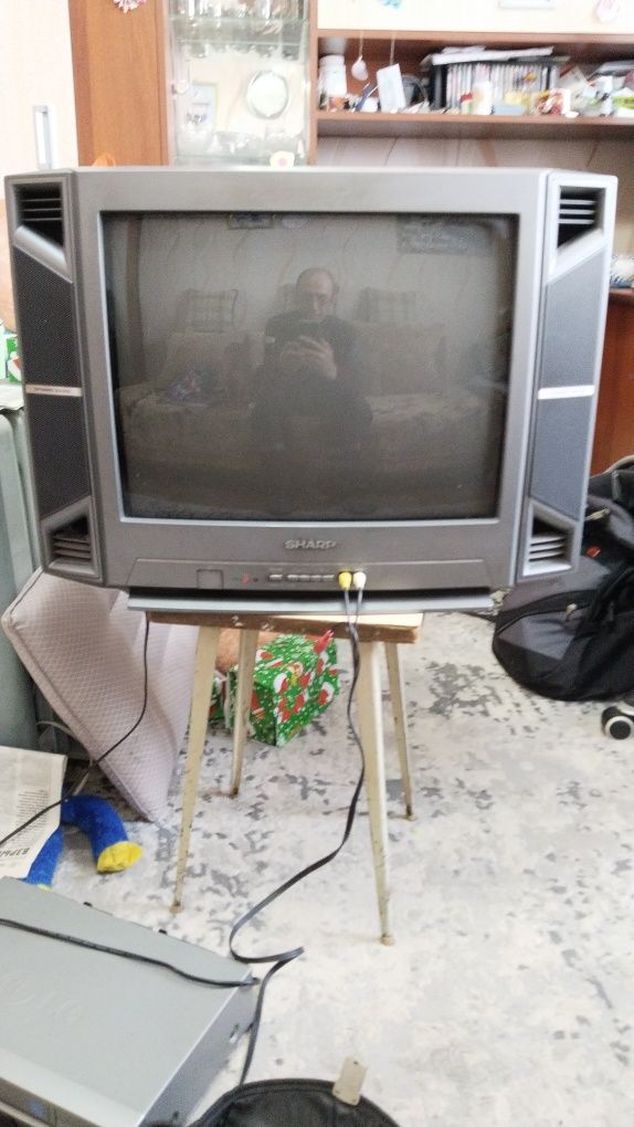 Телевизор Sharp с пультом