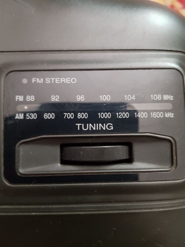 Магнитола LG, стерео, пишущий 2-х кассетник, CD, радио (FM, AM)