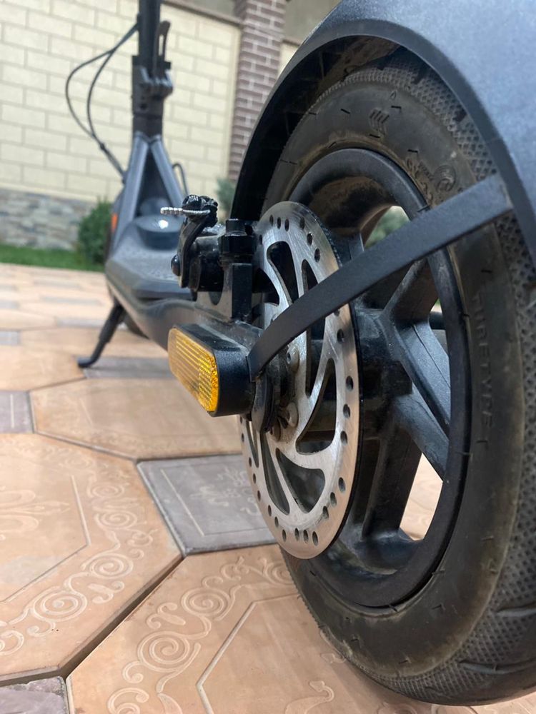 Продаю электро самокат в хорошеем качестве   kickscooter ninebot f20a