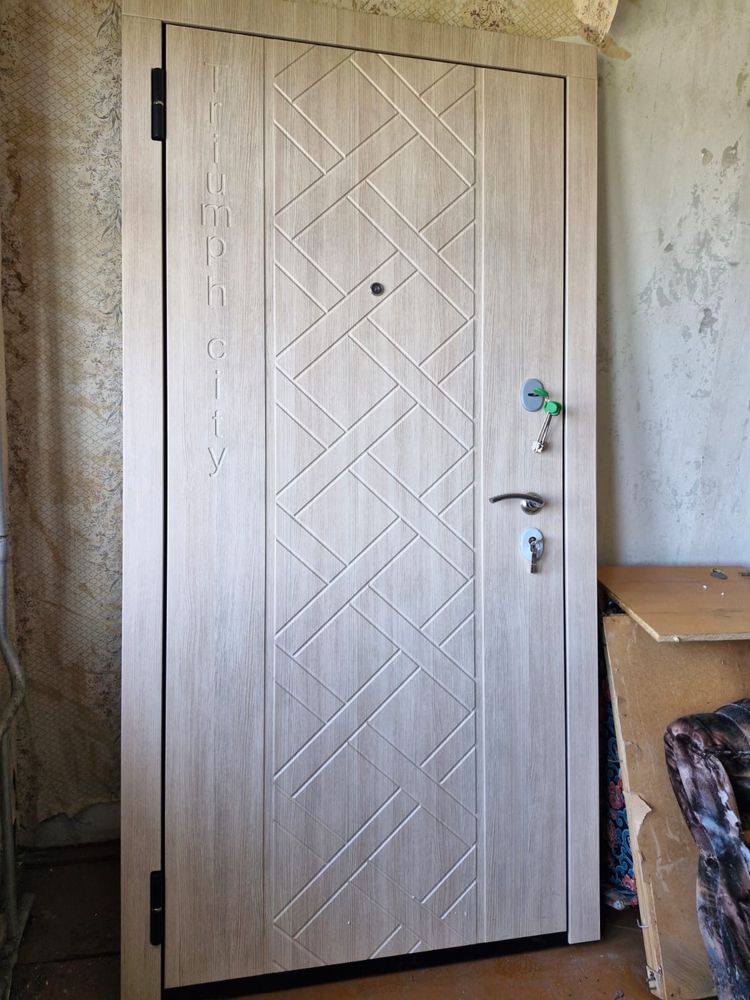 Продам новую железную дверь