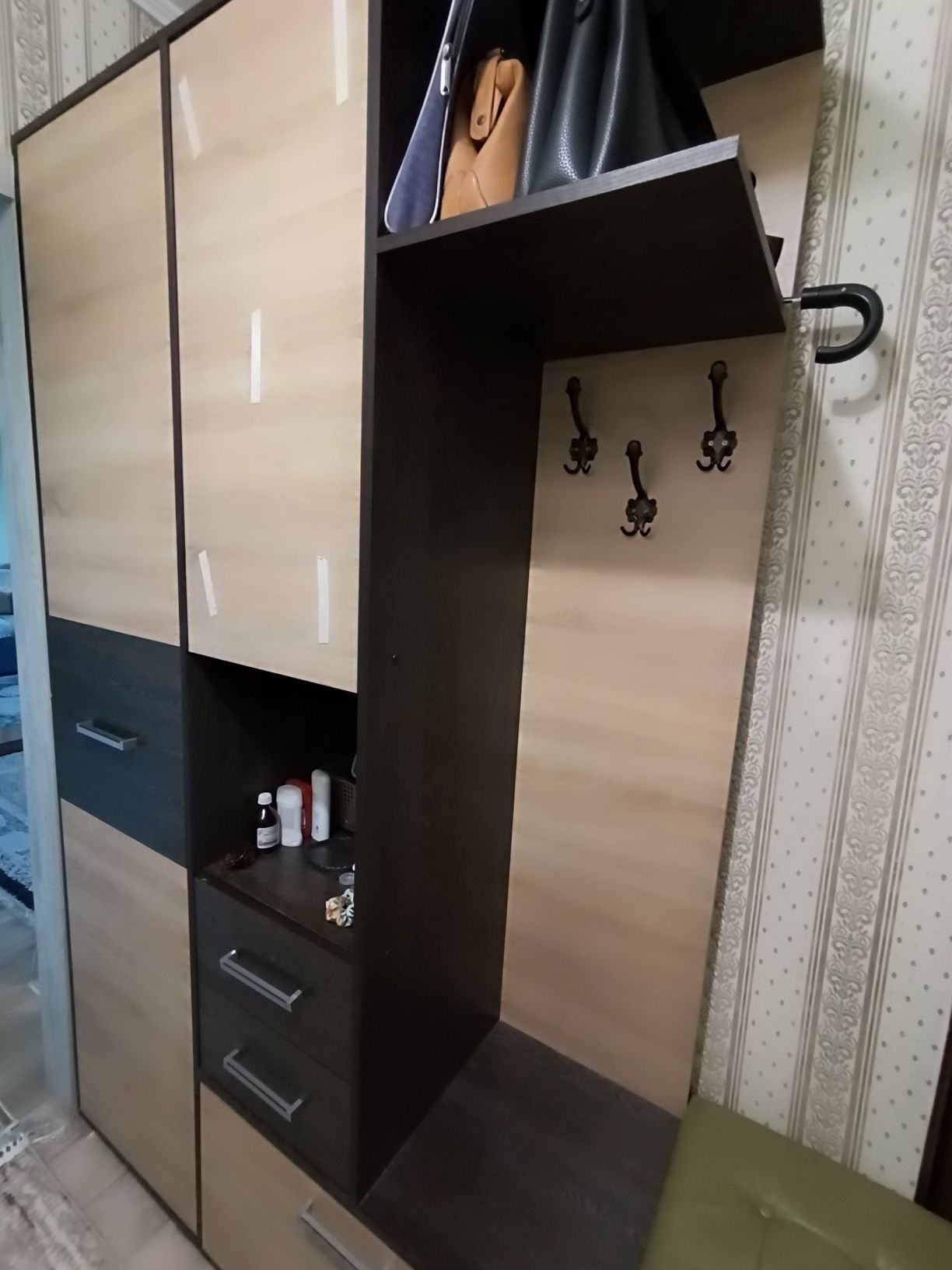 Продам шкаф в прихожей в хорошем состоянии