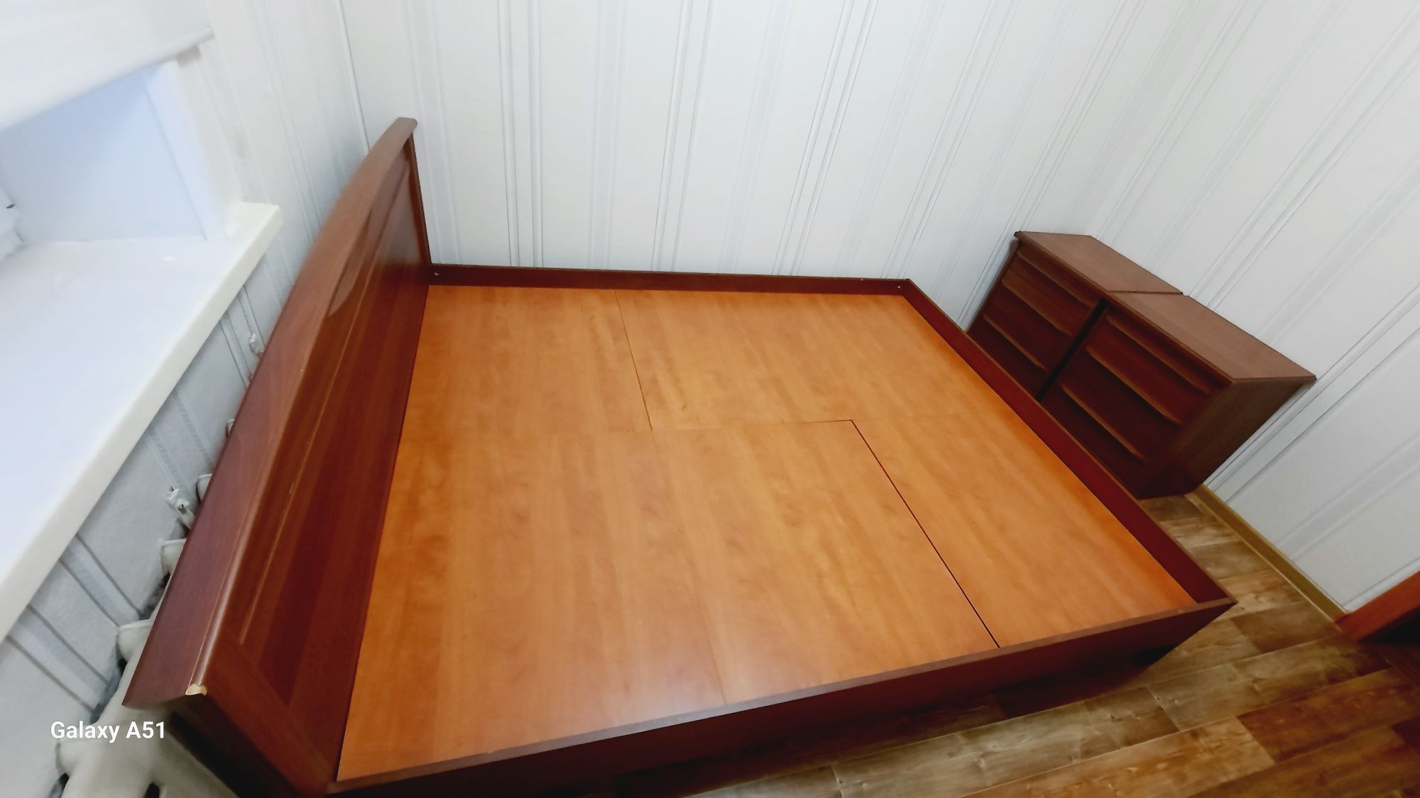 Продается 2-х спальная кровать 160*200 с двумя тумбами