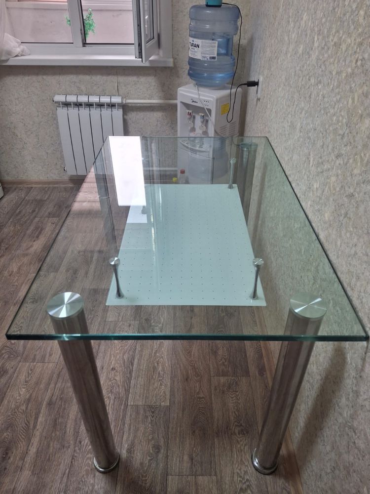 Стол стеклянный добротный крепкий