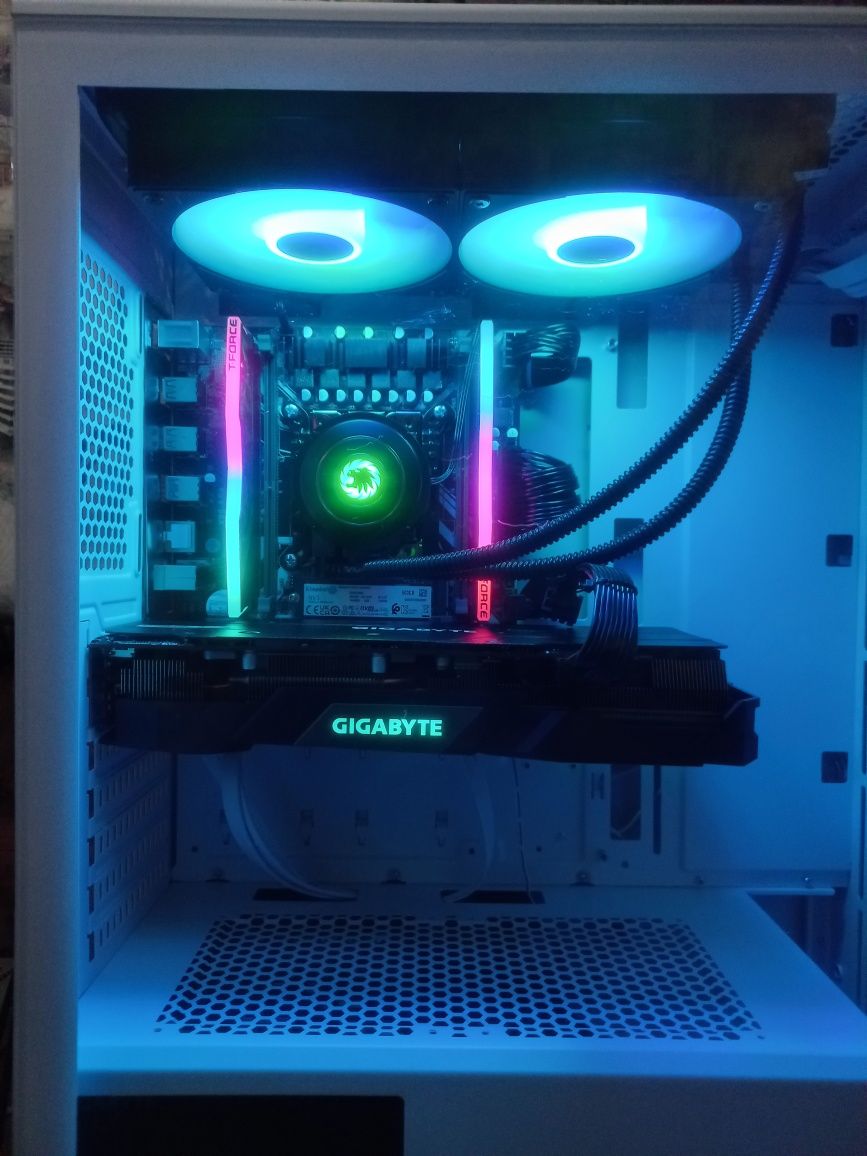 Продам Игровую видеокарту GIGABYTE Radeon RX 5700 OC 8GB, GDDR6!