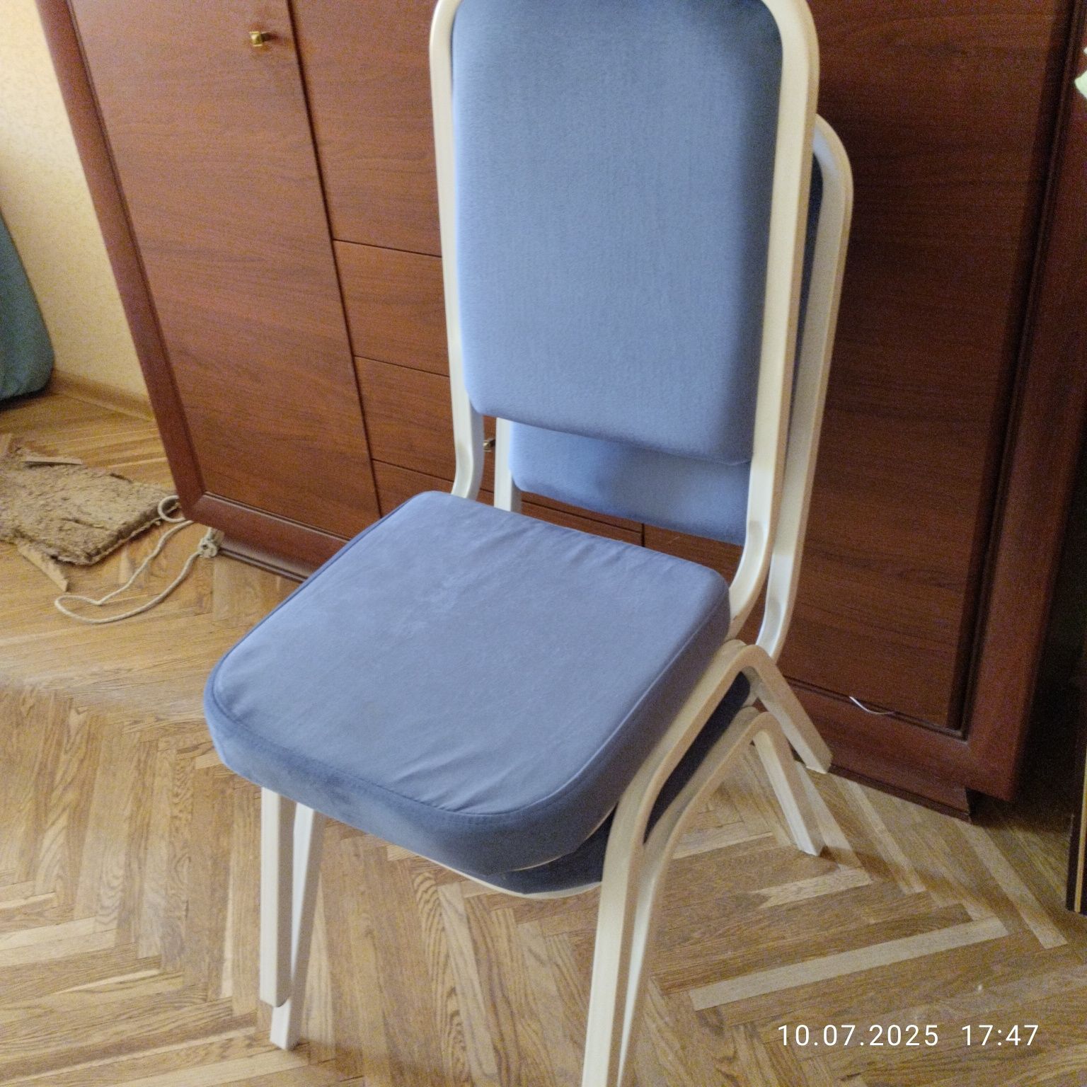 Стулья 4 штуки почти новые