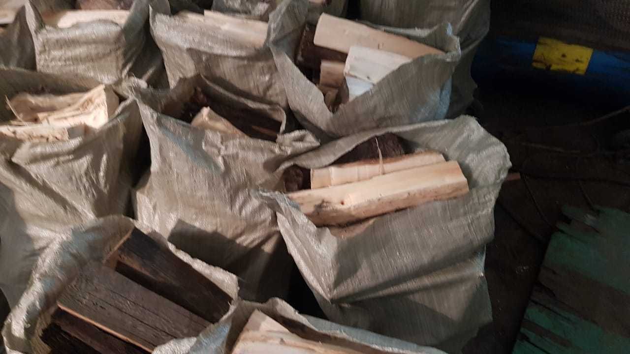 Дрова в мешках колотые