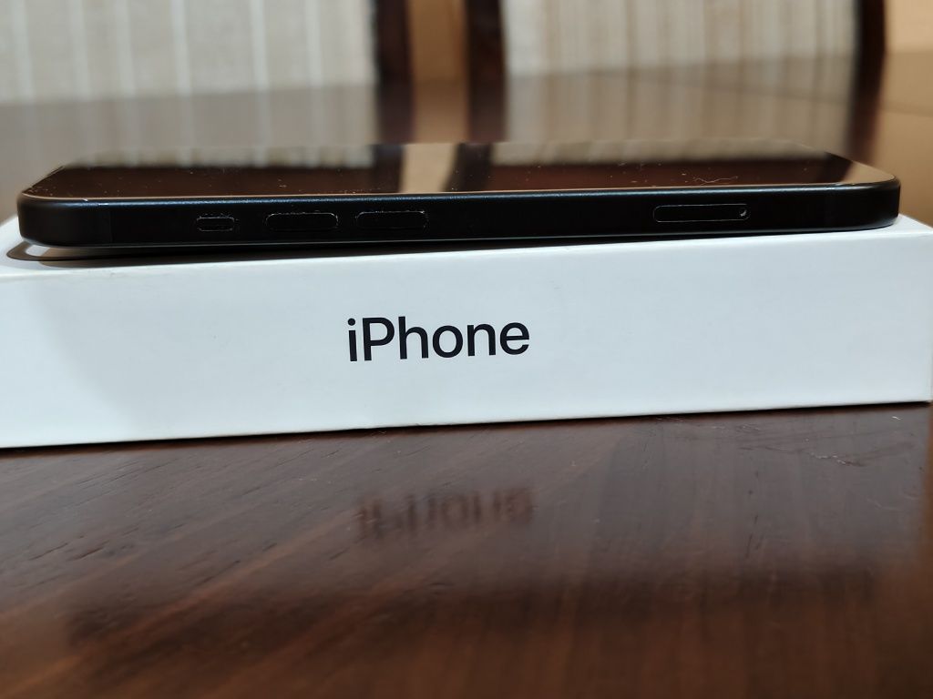 Чёрный iPhone 15 128gb