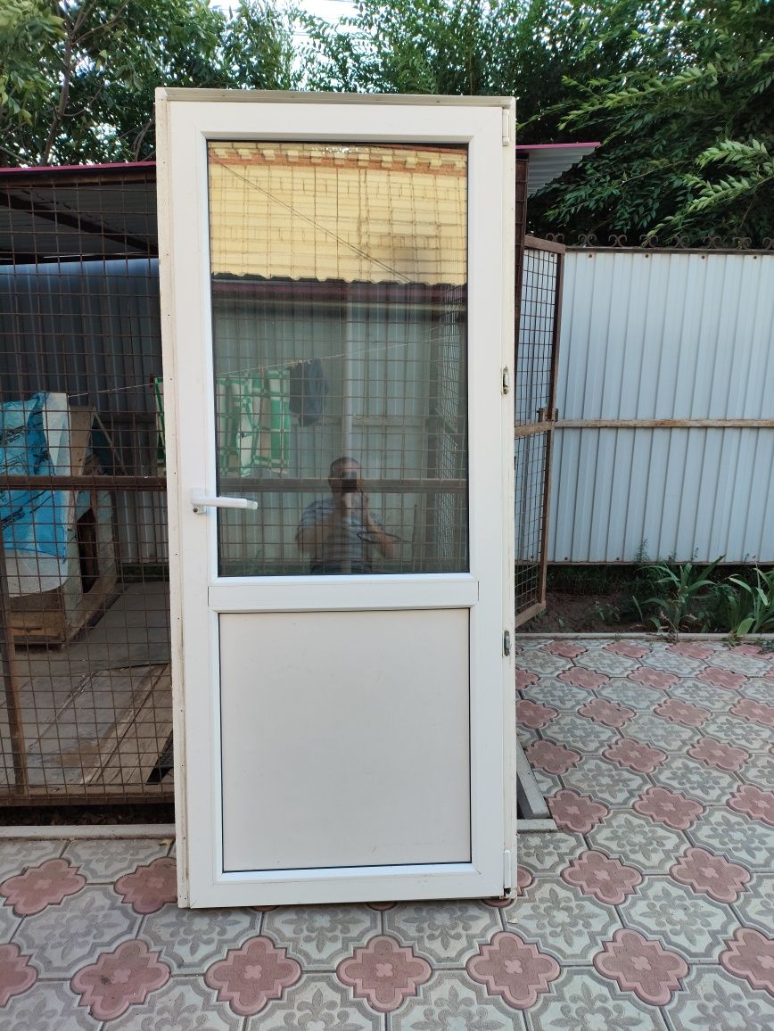 Продам пластиковую дверь.
