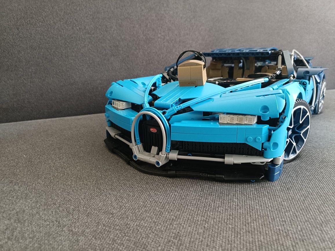 Сумка от Bugatti — шубу не вмещает, зато Chiron идёт в комплекте
