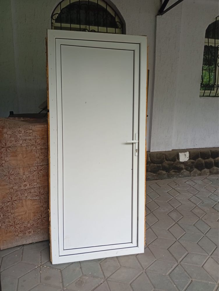 Стол, диваны, холодильник, дверь.