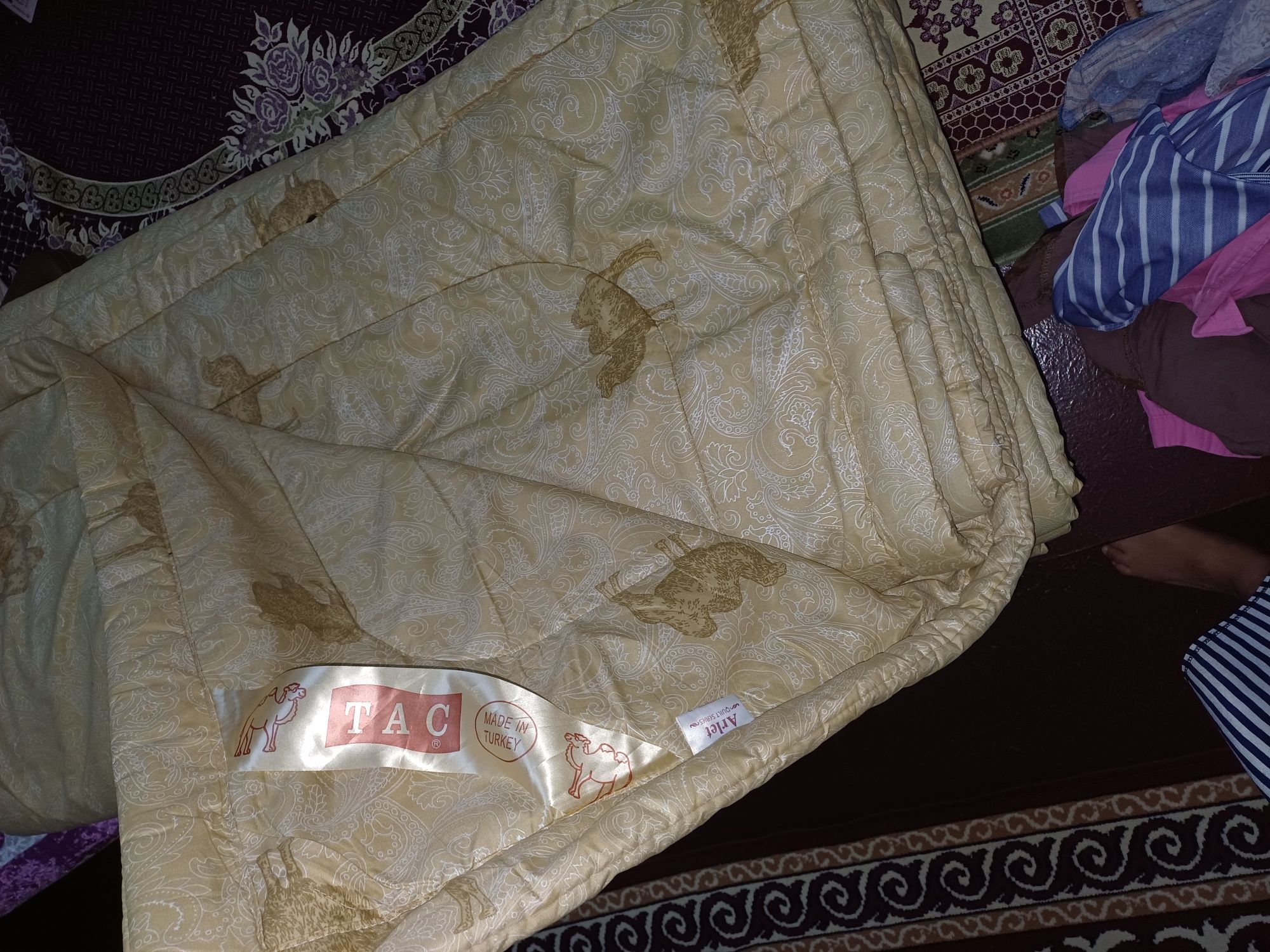 Түйе жүн көрпе сатылады.