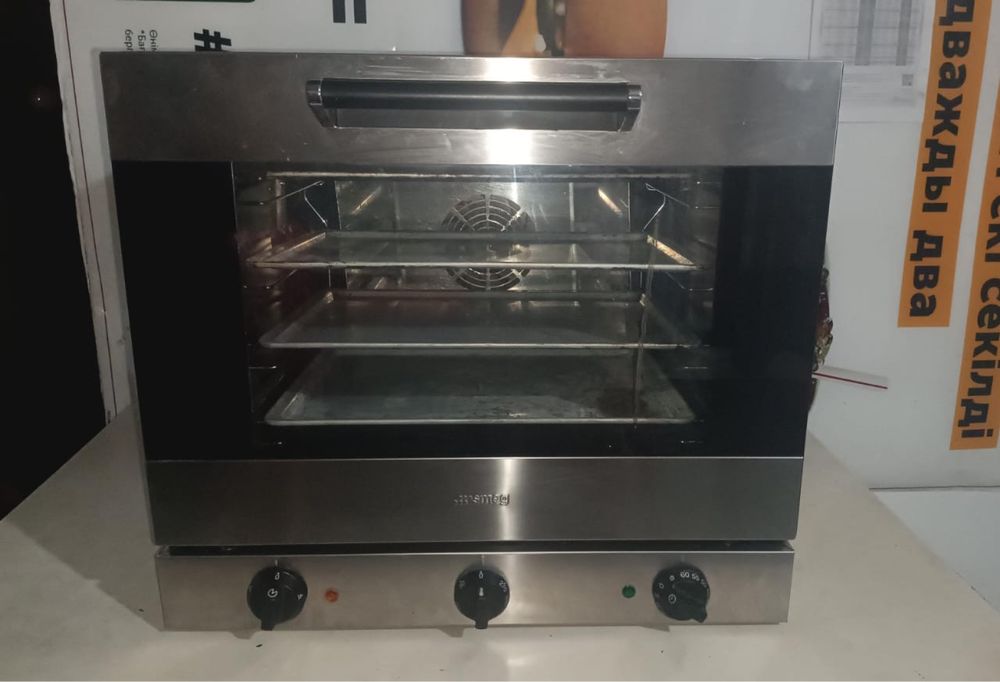 Продам духовку Smeg в отличном состояние пользовались очень мало