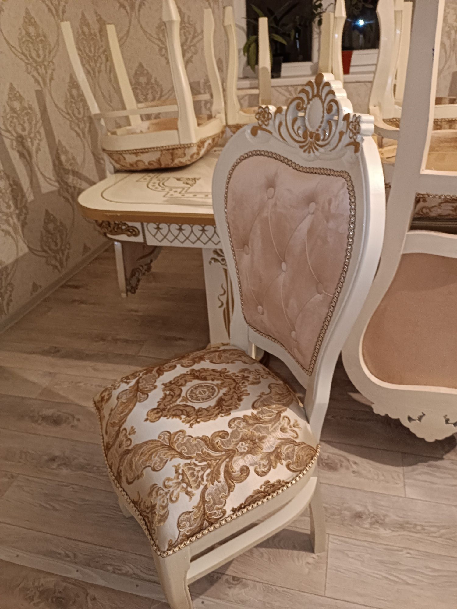 Продам стулья ,,Королевские,, новые. В наличии 8 штук в одни руки