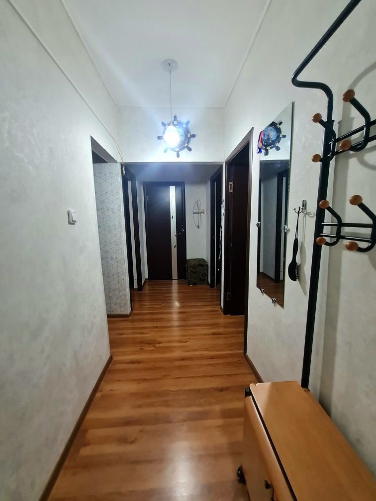 Посуточно 3 ком . кв в 27 мкр , рядом т/ц Байтерек.