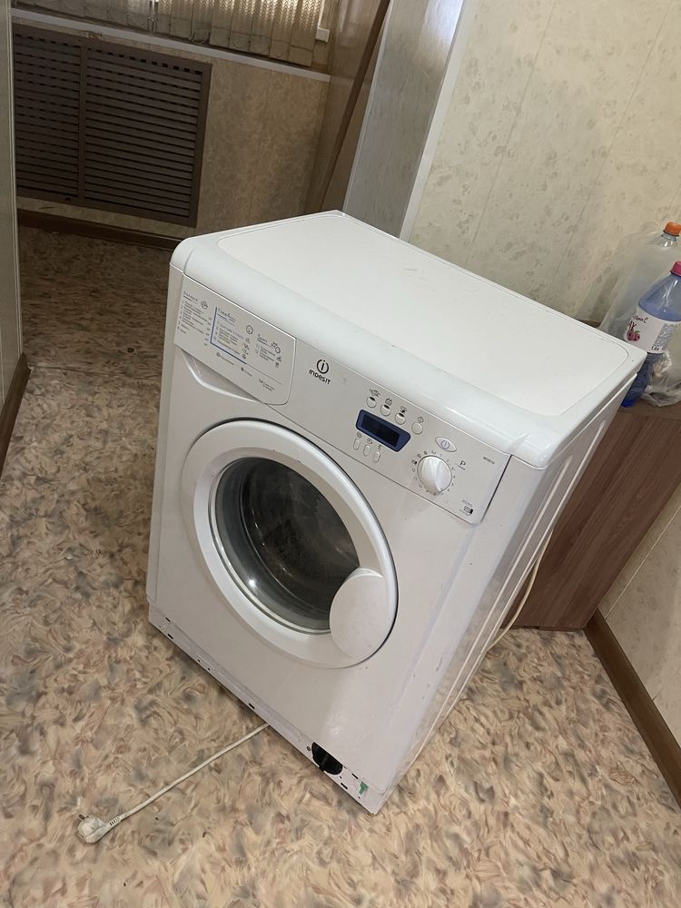 Продам стиралку на запчасти. Индезит не крутит барабан