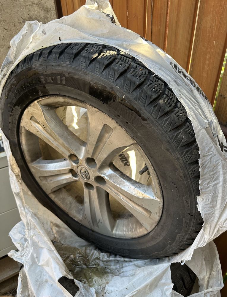 Зимние шины с дисками Hankook на Toyota Highlander 3-поколение R19