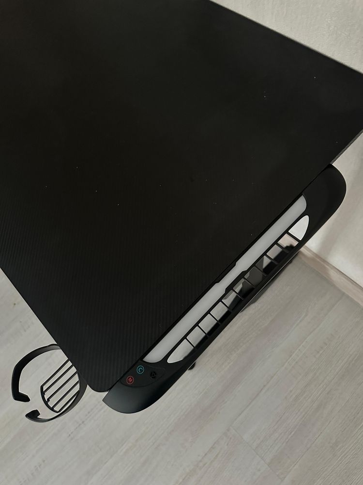 Игоровнй рабочий стол DXRacer