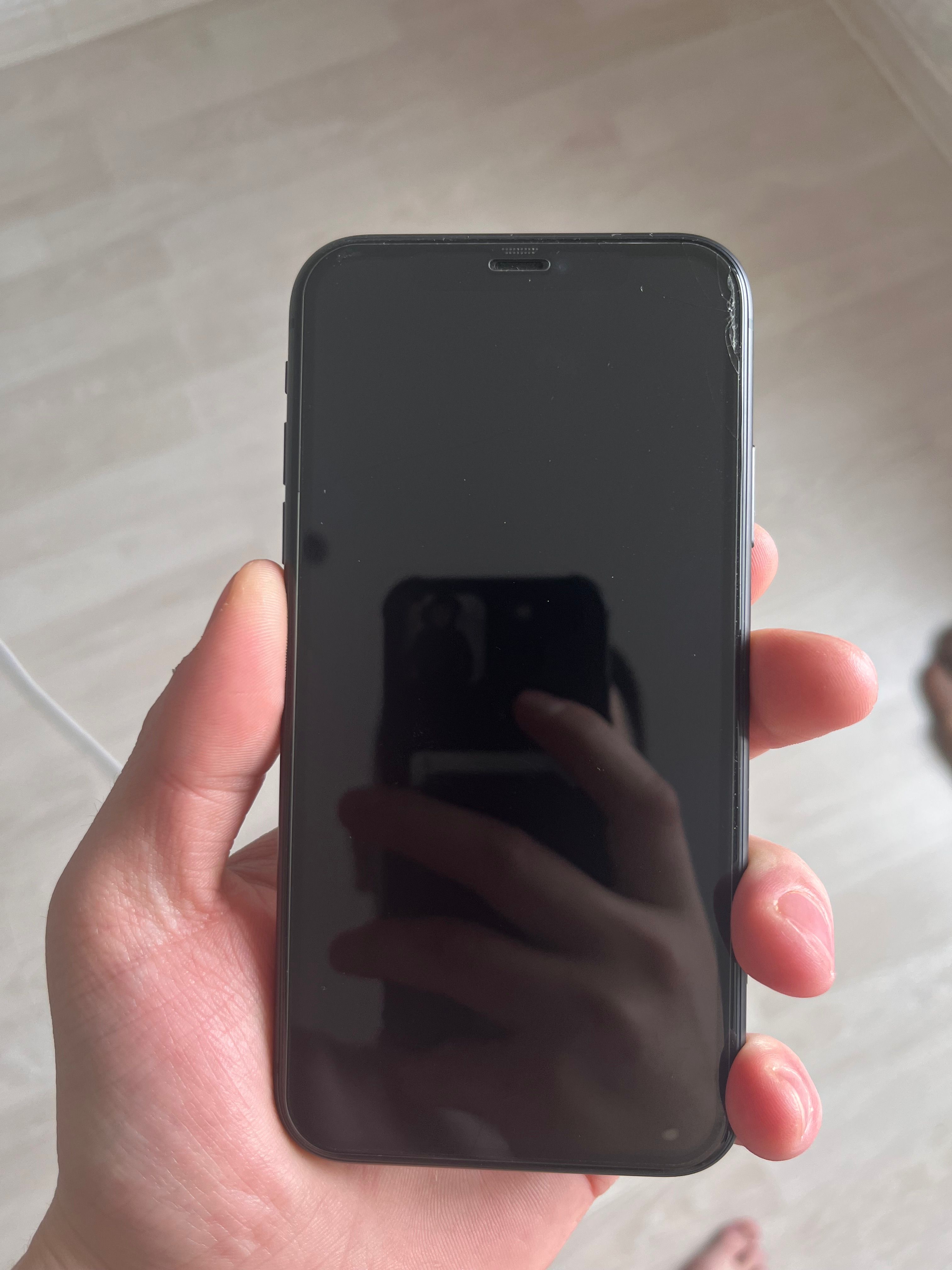 iPhone 11, в идеале с документами