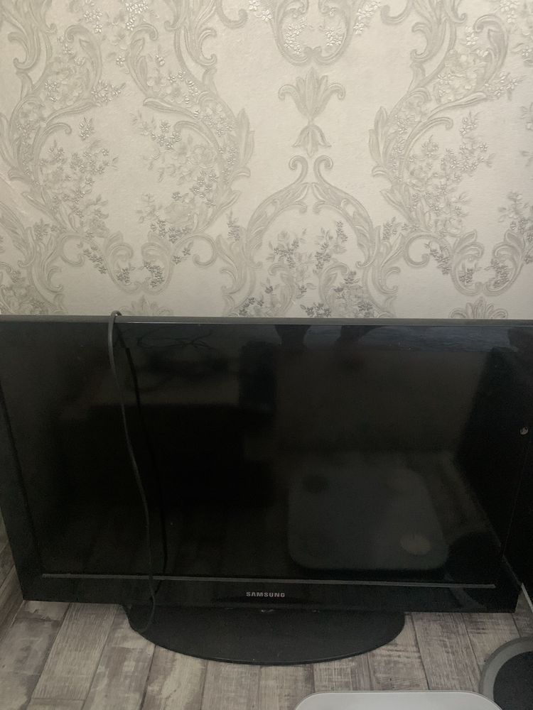 продам телевизор самусунг.