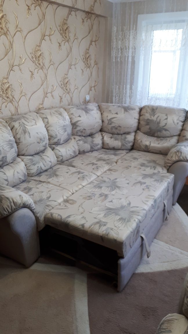 Продам. Угловой диван. С креслом.