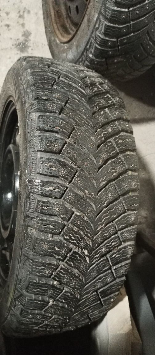 Продам комплект шин MICHELIN X-Ice North 4 205/55 R16 94T с шипами  с