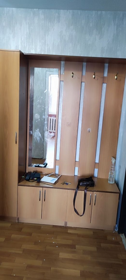 Шкаф в прихожую , большой в хорошем состоянии
