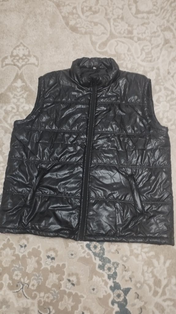 Продам жилетку новую