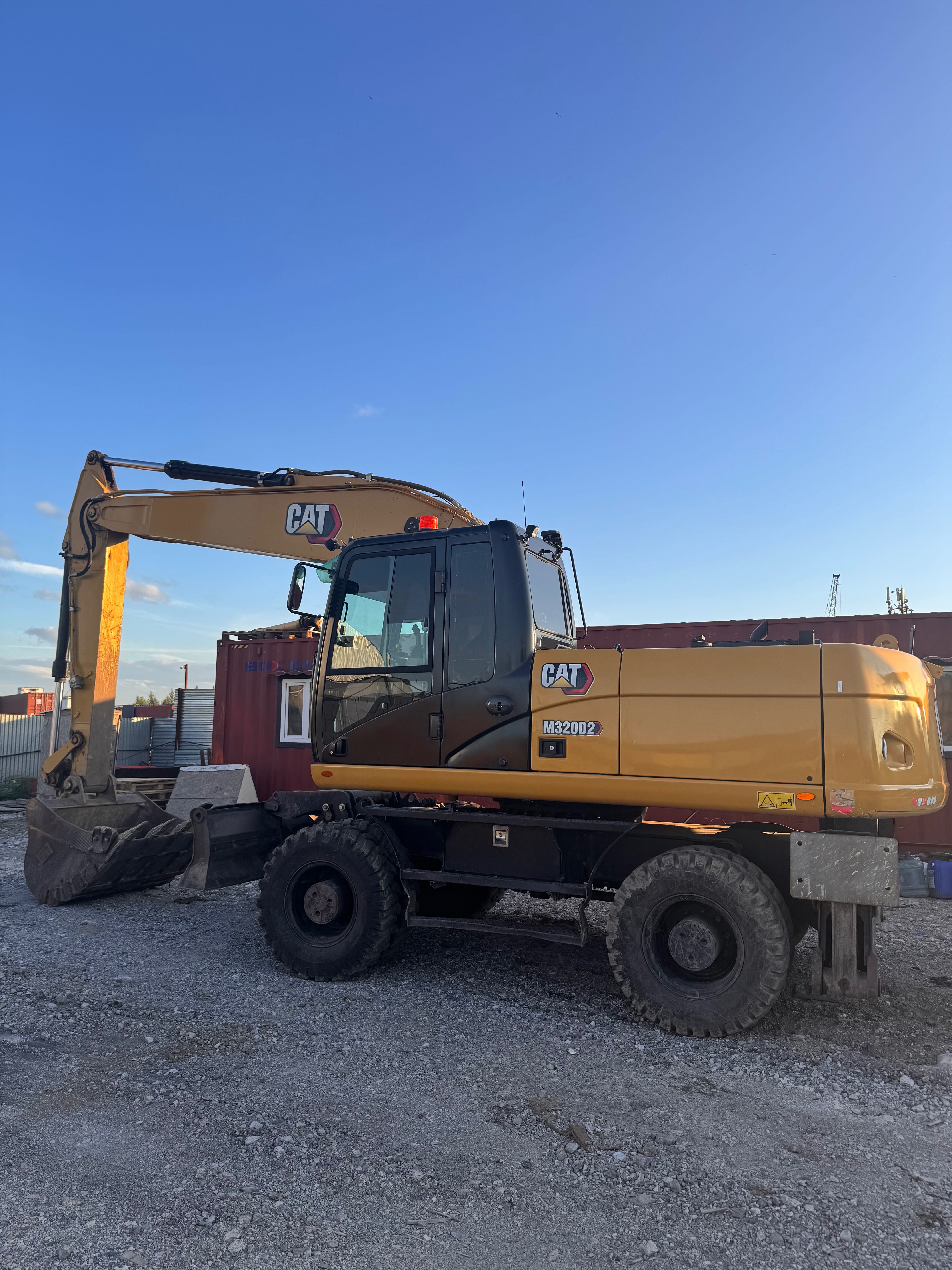 Сдаётся в аренду колесный экскаватор CAT M320D2