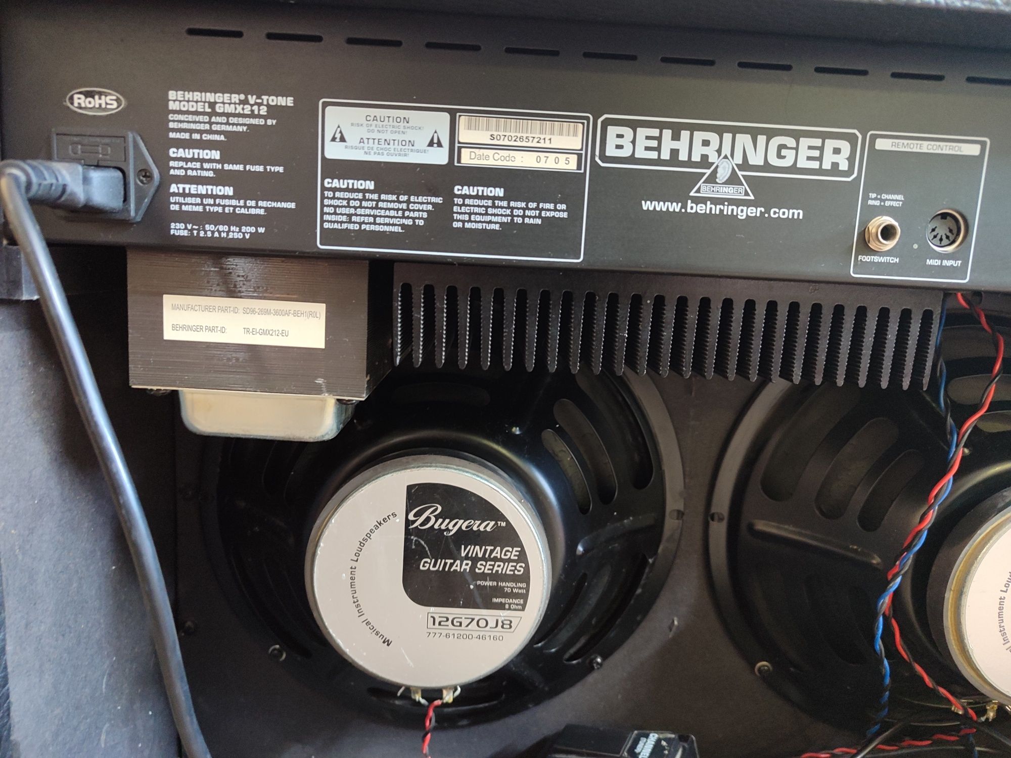 Продам комбоусилитель Behringer 120вт