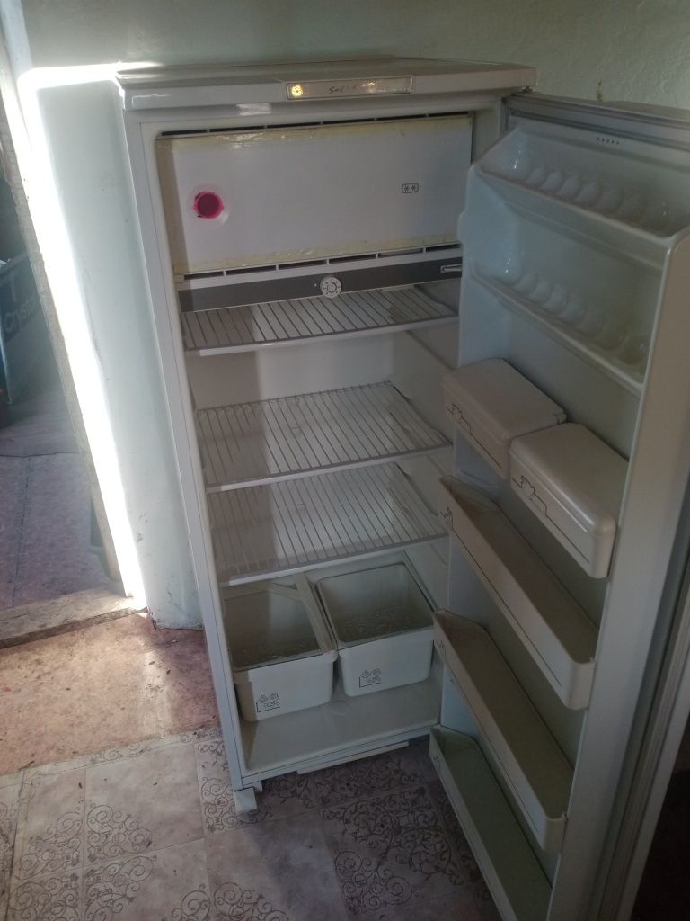 Продам однокамерный холодильник рабочи морозить, доставка бесплатно