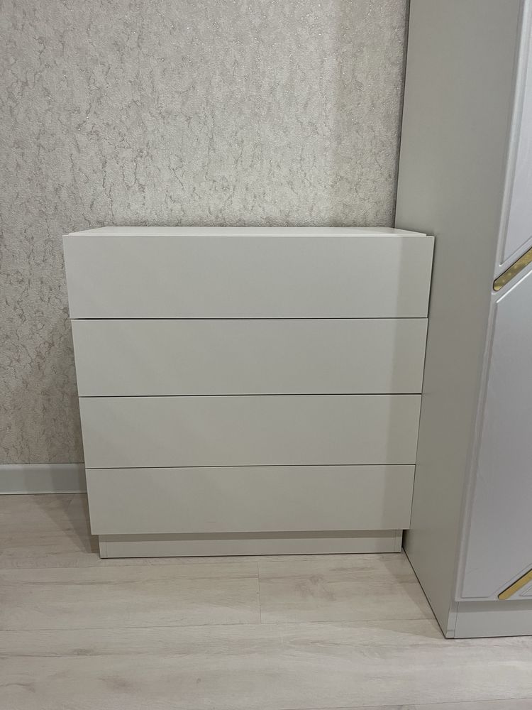 Комод белый.