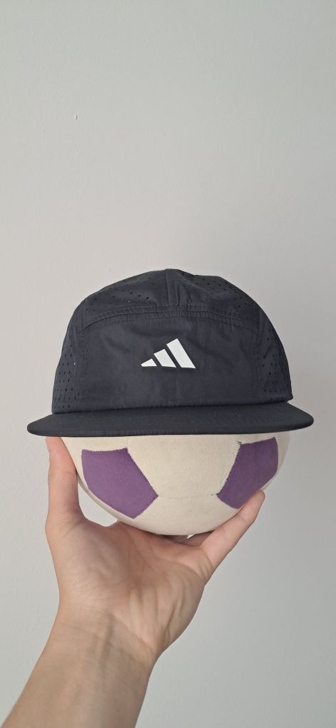 Adidas футболкаи  кепка сатылады