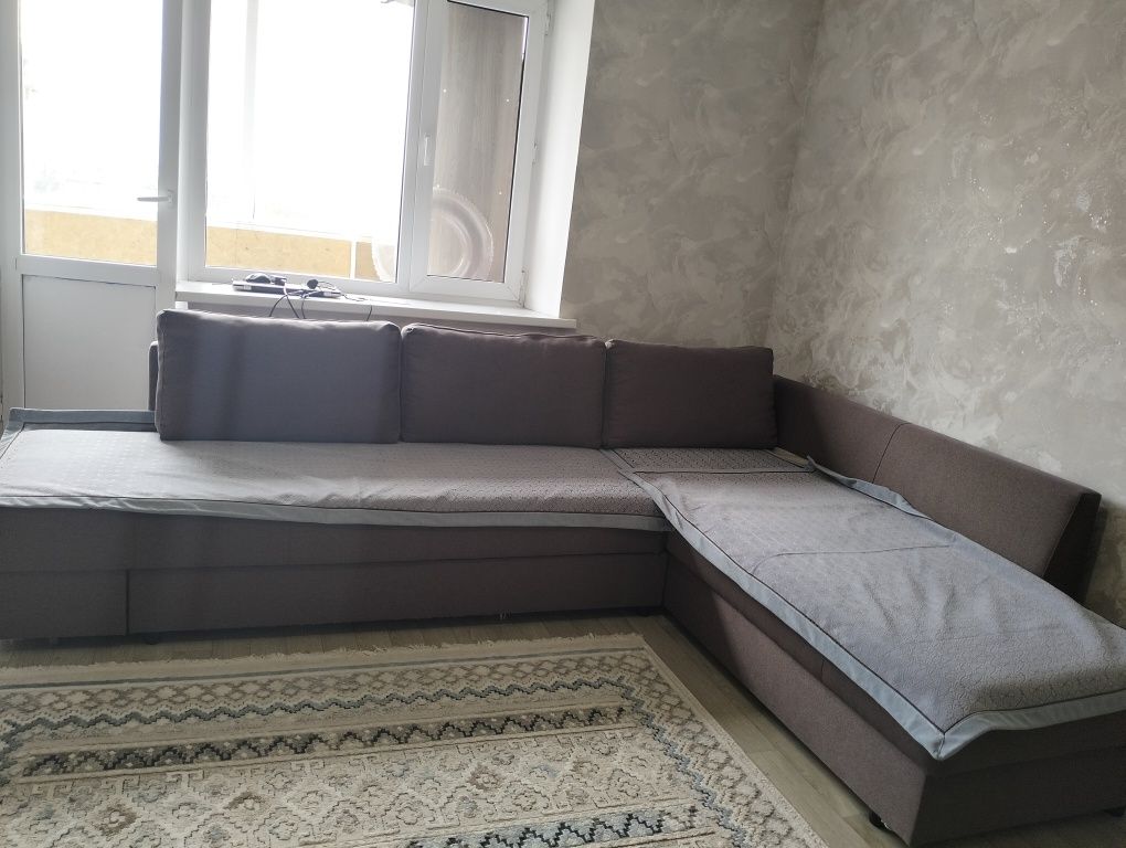 Диван углововой в хорошем состояний