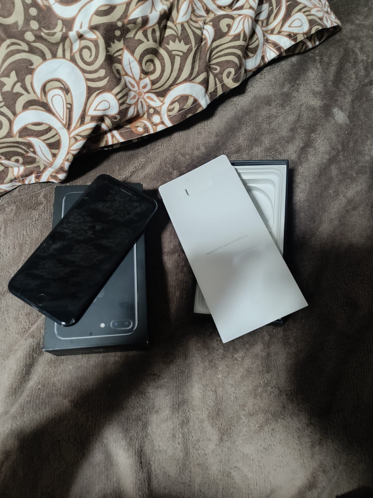 Iphone 7 plus  с каробкой.