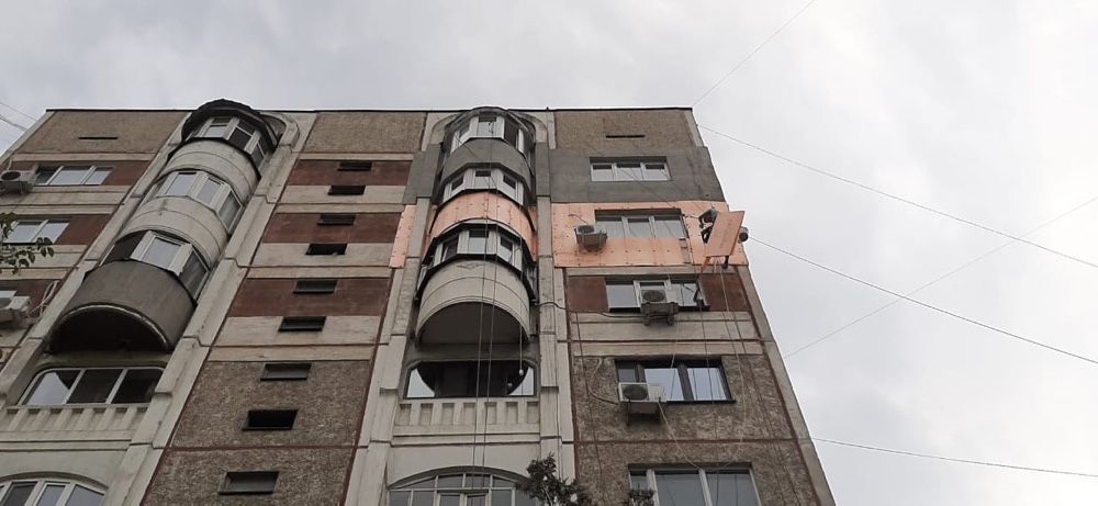 Утепление стен. Фасадные работы. Альпинисты.
